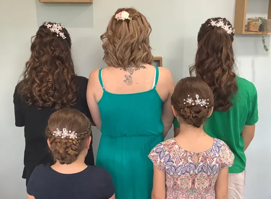 Chignons romantiques avec bijoux de cheveux parfaits pour un mariage.